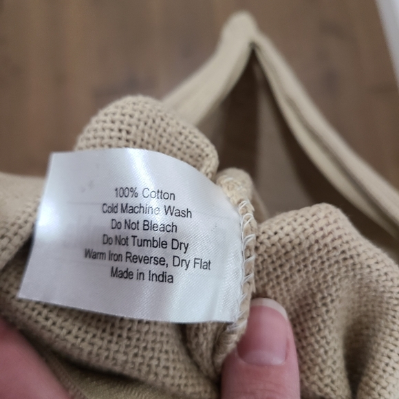 Beautiful Queen burlap cushion cover - Picture 3 of 3